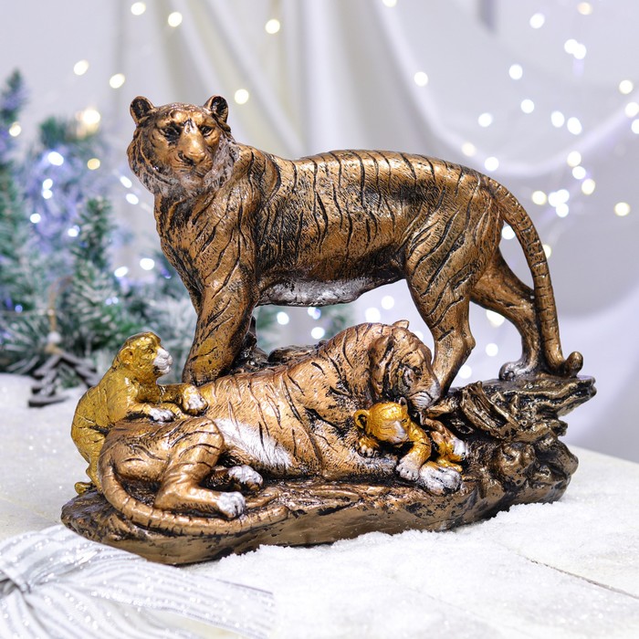 Статуэтка "Семья тигров", символ года 2022, 16х36х28 см
Статуэтка "Семья тигров", символ года 2022, 16х36х28 см
