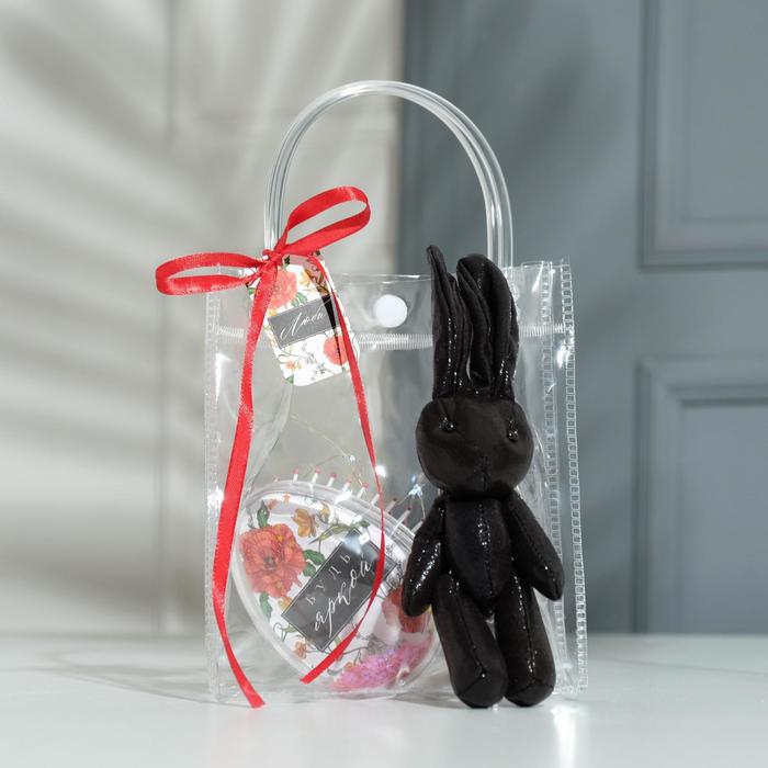 Набор «Люби»: расчека-шейкер, гирлянда для открыток, сувенирный заяц
Набор «Люби»: расчека-шейкер, гирлянда для открыток, сувенирный заяц