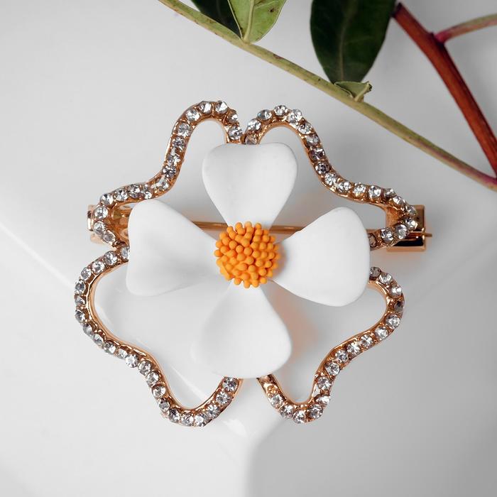 Брошь "Цветок клевера" со стразами, цвет белый в золоте 
Брошь "Цветок клевера" со стразами, цвет белый в золоте