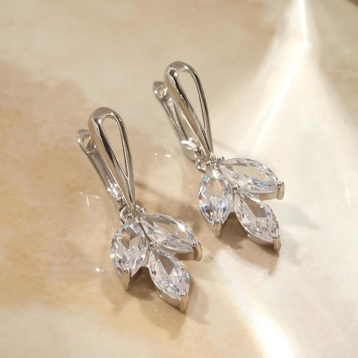 Серьги со стразами "Циркония" три лепестка, цвет белый в серебре
Серьги со стразами "Циркония" три лепестка, цвет белый в серебре