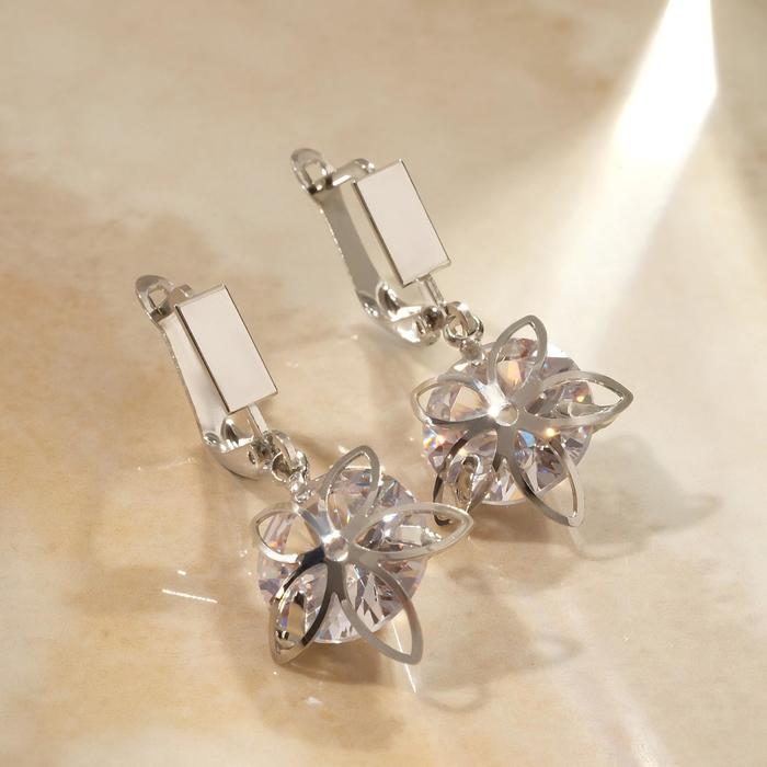 Серьги со стразами "Циркония" ромашка, цвет белый в серебре 
Серьги со стразами "Циркония" ромашка, цвет белый в серебре