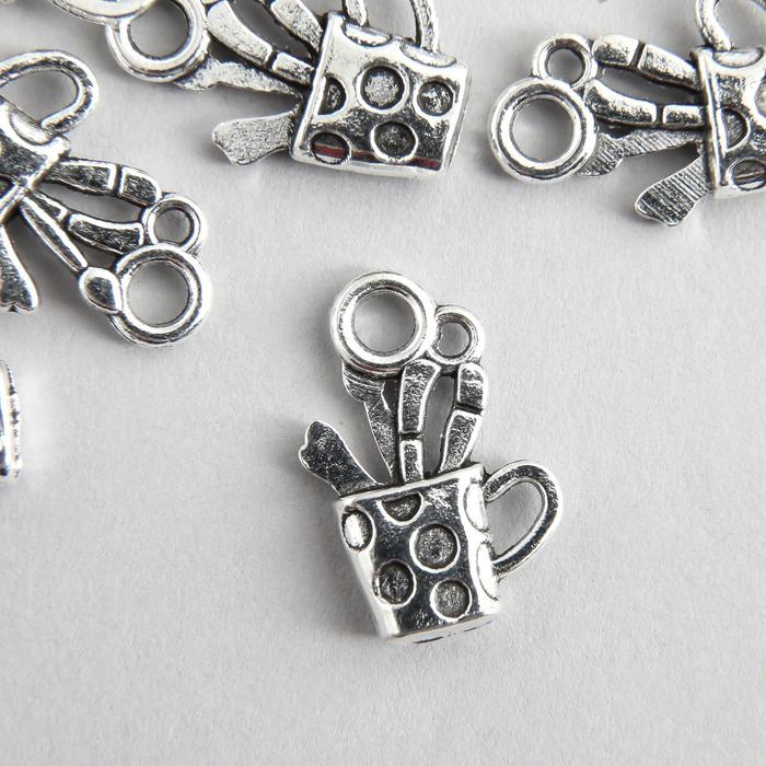 Декор для творчества металл "Кружка с кисточками" серебро 1,9х1,3 см
Декор для творчества металл "Кружка с кисточками" серебро 1,9х1,3 см