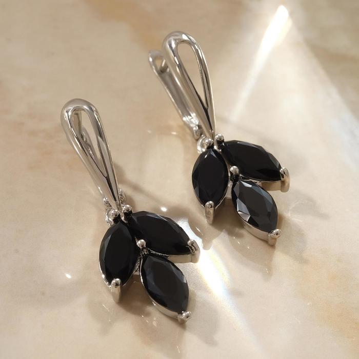 Серьги со стразами "Циркония" три лепестка, цвет чёрный в серебре
Серьги со стразами "Циркония" три лепестка, цвет чёрный в серебре