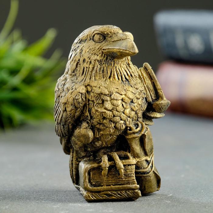 Фигура "Ворон с книгой" состаренное золото 8х4х5см
Фигура "Ворон с книгой" состаренное золото 8х4х5см