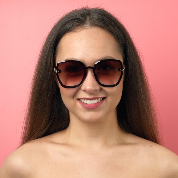 Очки солнцезащитные, UV 400, линза 6х6 см, ширина 13.4 см, дужка 15 см 
Очки солнцезащитные, UV 400, линза 6х6 см, ширина 13.4 см, дужка 15 см