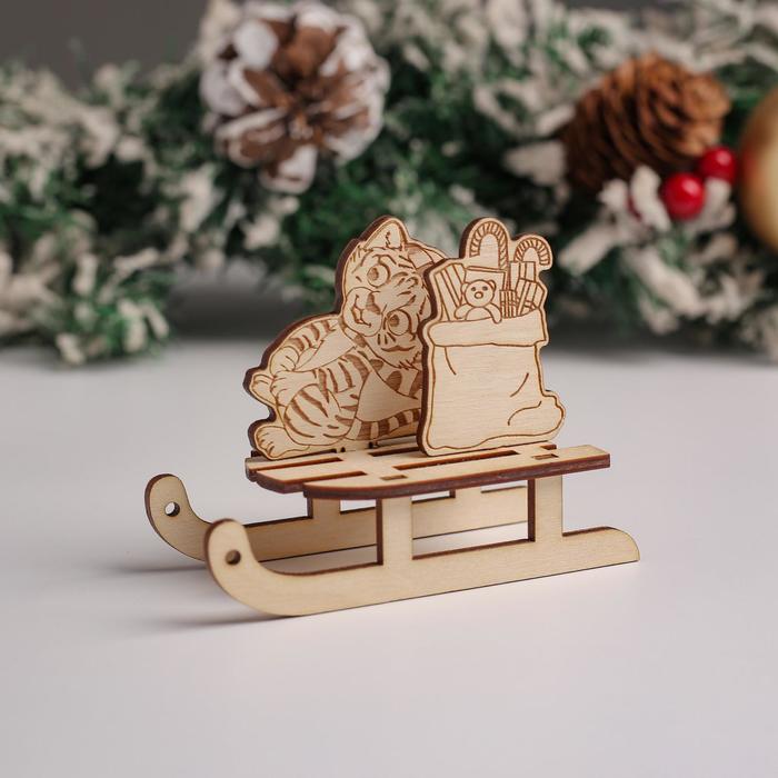 фото Сувенир санки "тигр+подарок", 10х7,5х4,7 см