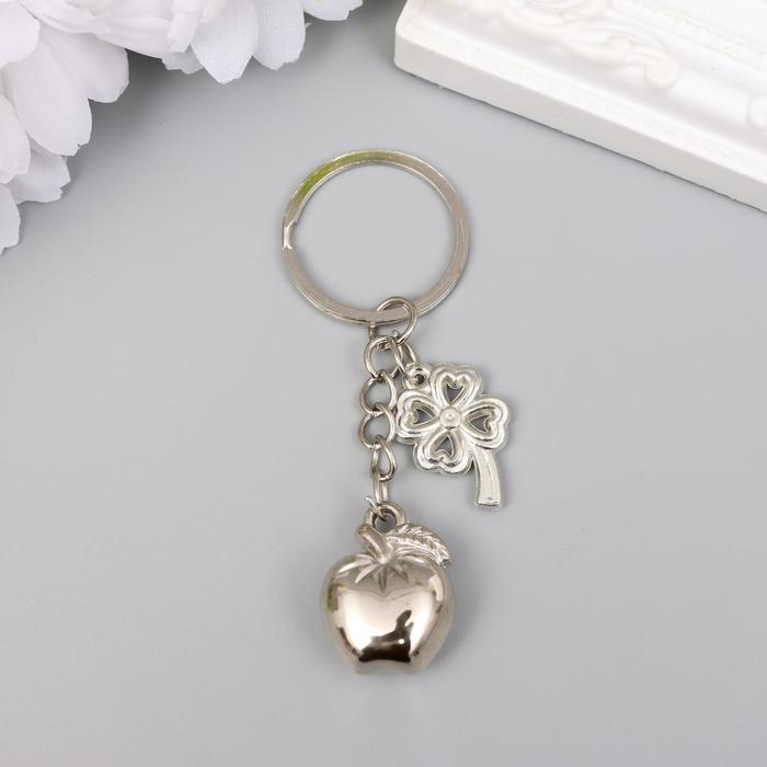 Брелок пластик под металл "Яблочко с клевером" серебро 4,7х1,7х1 см
Брелок пластик под металл "Яблочко с клевером" серебро 4,7х1,7х1 см