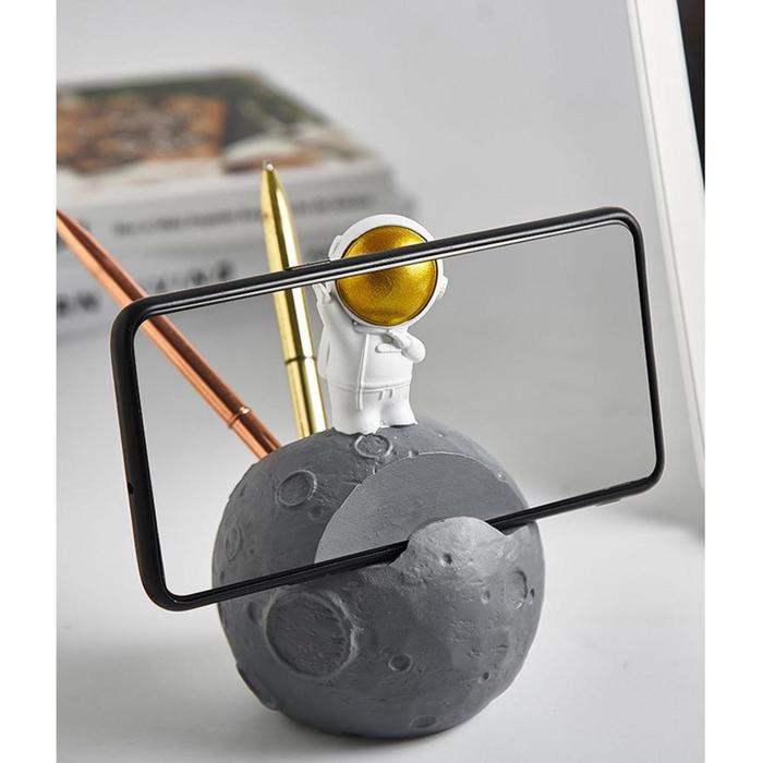 Сувенир полистоун подставка д/ручек и телефона "Астронавт на Марсе" 13х8,8х8,8 см
Сувенир полистоун подставка д/ручек и телефона "Астронавт на Марсе" 13х8,8х8,8 см