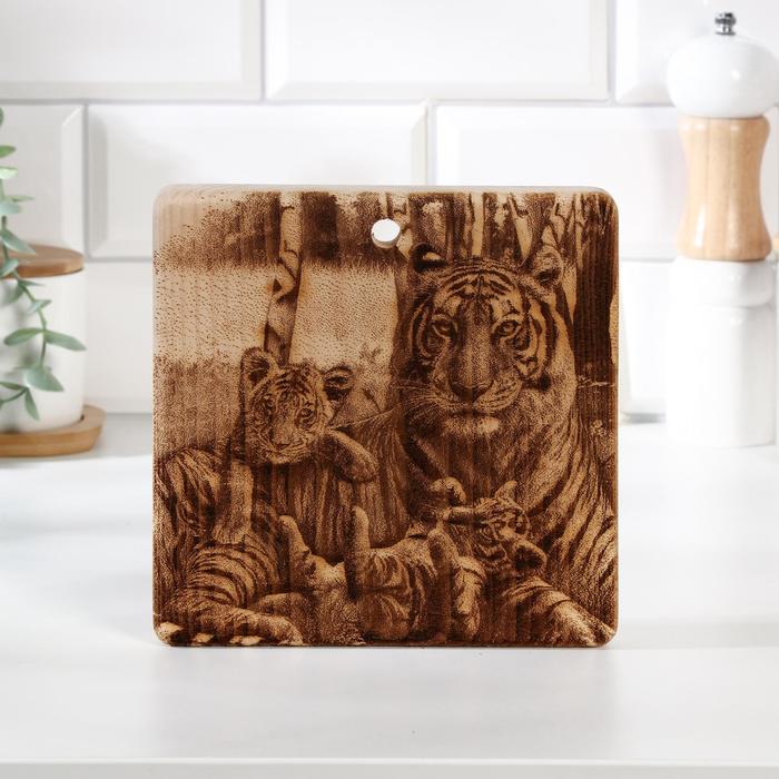 Доска из массива кедра разделочная квадратная, 18 × 18 см "Тигр" №8 
Доска из массива кедра разделочная квадратная, 18 × 18 см "Тигр" №8