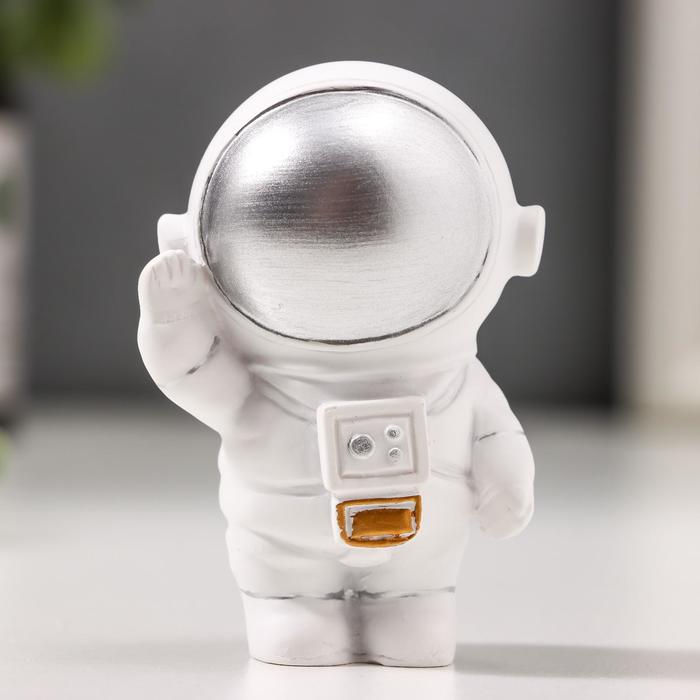 Сувенир полистоун "Астронавт в белом скафандре с серебряным шлемом - привет!" 7х4х4,5 см
Сувенир полистоун "Астронавт в белом скафандре с серебряным шлемом - привет!" 7х4х4,5 см