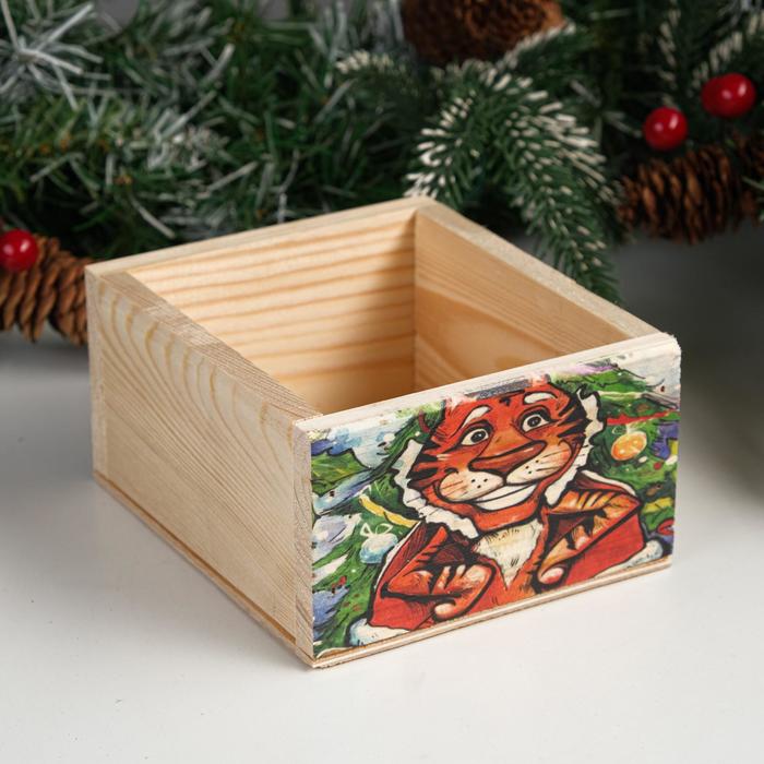 Кашпо деревянное "Символ года 2022. Тигр с короной" 14х12,5х7 см
Кашпо деревянное "Символ года 2022. Тигр с короной" 14х12,5х7 см