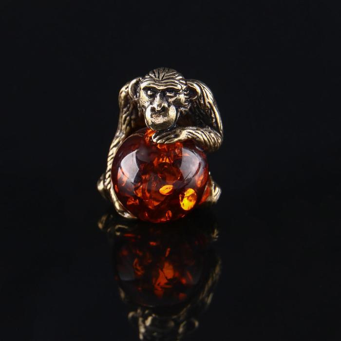 Сувенир "Обезьяна с шаром", латунь, янтарная смола, 2,2х1,7х1,5 см
Сувенир "Обезьяна с шаром", латунь, янтарная смола, 2,2х1,7х1,5 см