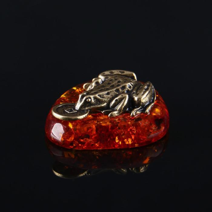 Сувенир "Лягушка Фен Шуй", латунь, янтарная смола, 0,7х2,5х2,8 см