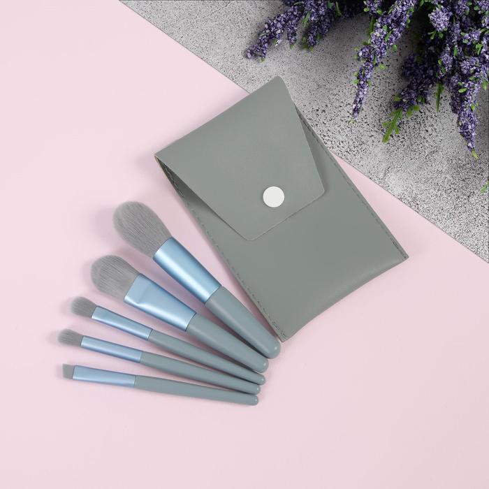 Набор кистей для макияжа «Парфе», 5 предметов, футляр на кнопке, цвет серый/голубой
Набор кистей для макияжа «Парфе», 5 предметов, футляр на кнопке, цвет серый/голубой
