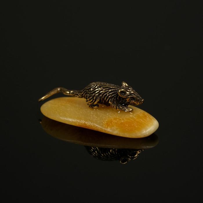 Сувенир кошельковый "Мышь на подставке", латунь, янтарь, 1x2,5x1 см
Сувенир кошельковый "Мышь на подставке", латунь, янтарь, 1x2,5x1 см