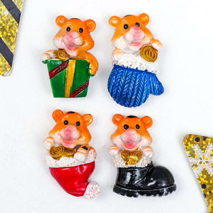 фото Магнит полистоун "тигр в колпаке/варежке/сапоге/подарке" микс 3,5х2,3 см