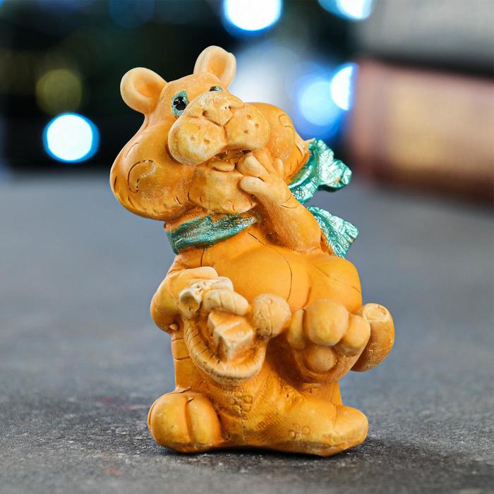 Статуэтка "Тигр с рождественским чулком" охра, 8х5х5см
Статуэтка "Тигр с рождественским чулком" охра, 8х5х5см
