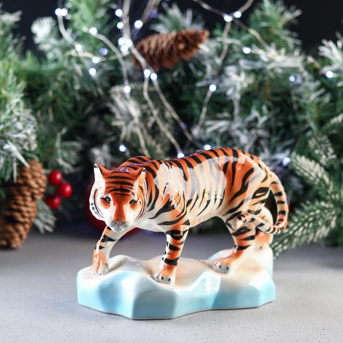 Сувенир "Тигр Амур", 24х10,5х13,5 см, подглазурная роспись 
Сувенир "Тигр Амур", 24х10,5х13,5 см, подглазурная роспись