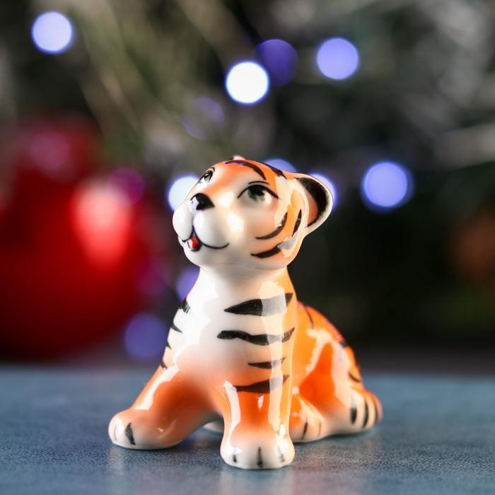 Сувенир "Тигр Васька", 4х5,5х5,5 см, подглазурная роспись
Сувенир "Тигр Васька", 4х5,5х5,5 см, подглазурная роспись