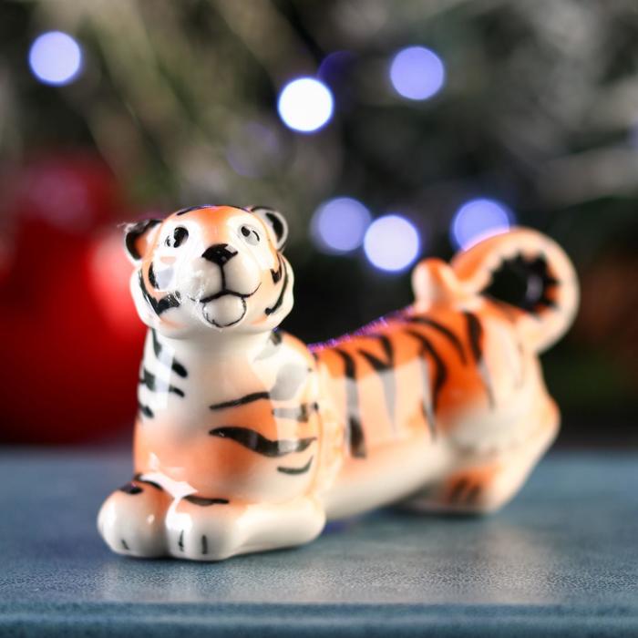 Сувенир "Тигр лежащий", 3х9х5 см, подглазурная роспись 
Сувенир "Тигр лежащий", 3х9х5 см, подглазурная роспись