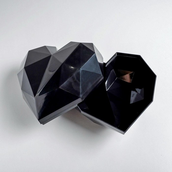 Подарочная коробка «Чёрное сердце», 18 × 18 × 12.5 см
Подарочная коробка «Чёрное сердце», 18 × 18 × 12.5 см