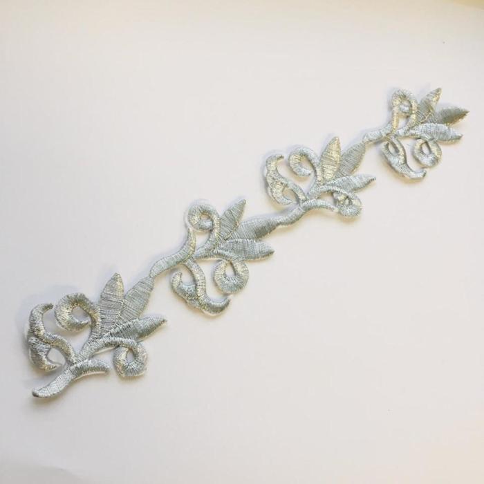 ТермоАппликация ТАВ узор серебро №2, размер 20x3,5 см
ТермоАппликация ТАВ узор серебро №2, размер 20x3,5 см