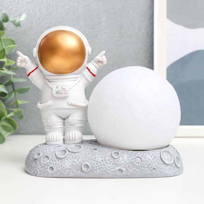 Сувенир полистоун свет "Астронавт и шар" 12х8х14 см
Сувенир полистоун свет "Астронавт и шар" 12х8х14 см