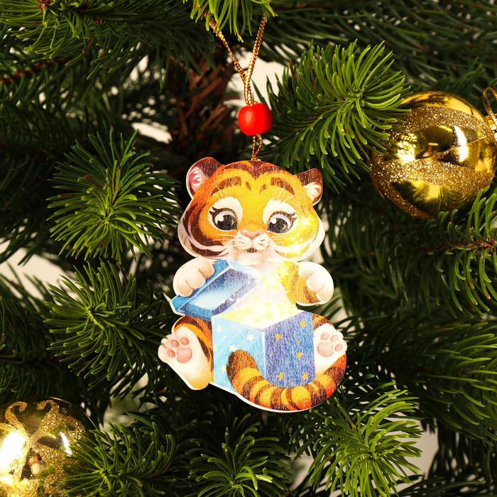 Подвеска новогодняя деревянная «Тигрёнок с подарком»
Подвеска новогодняя деревянная «Тигрёнок с подарком»