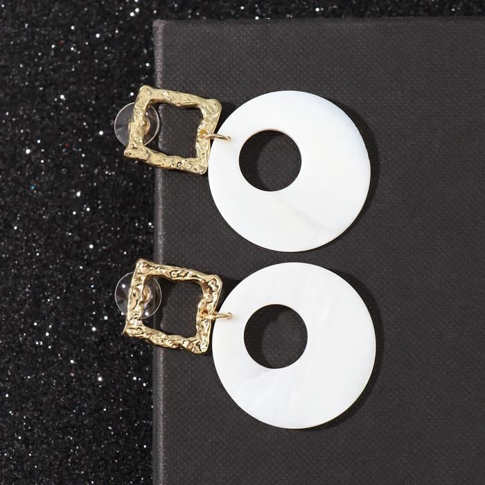 Серьги с перламутром "Гео" мятый квардрат, цвет белый в золоте
Серьги с перламутром "Гео" мятый квардрат, цвет белый в золоте