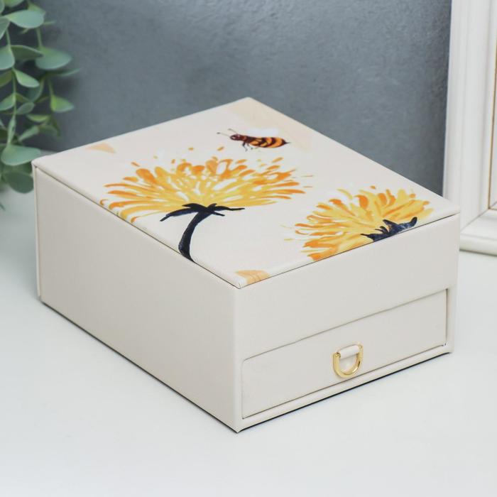 Шкатулка кожзам для украшений "Одуванчики и пчёлка" 8,7х14,3х18,2 см
Шкатулка кожзам для украшений "Одуванчики и пчёлка" 8,7х14,3х18,2 см