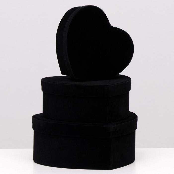 Набор коробок 3в1 сердца "Бархат черный" 22х20х9,5 см
Набор коробок 3в1 сердца "Бархат черный" 22х20х9,5 см