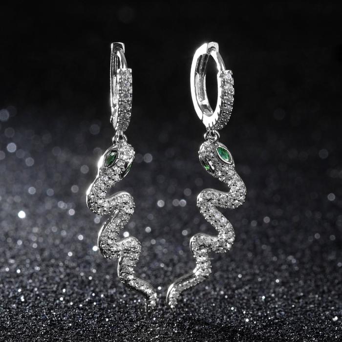 Серьги со стразами "Змея" узкая, цвет бело-изумрудный в серебре
Серьги со стразами "Змея" узкая, цвет бело-изумрудный в серебре