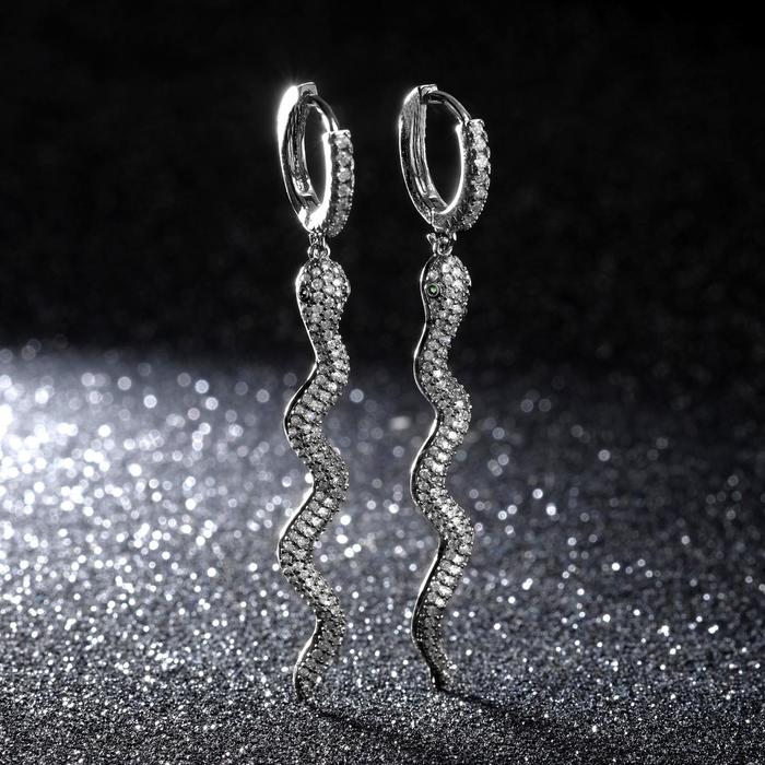 Серьги со стразами "Змея" утончённая, цвет бело-изумрудный в сером
Серьги со стразами "Змея" утончённая, цвет бело-изумрудный в сером