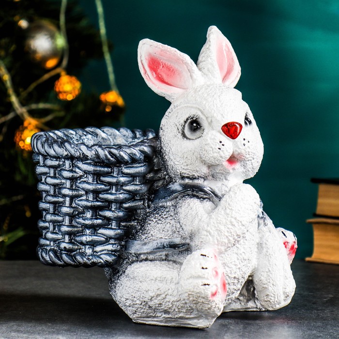 Фигурное кашпо "Заяц с корзиной" белый, 24х20см
Фигурное кашпо "Заяц с корзиной" белый, 24х20см