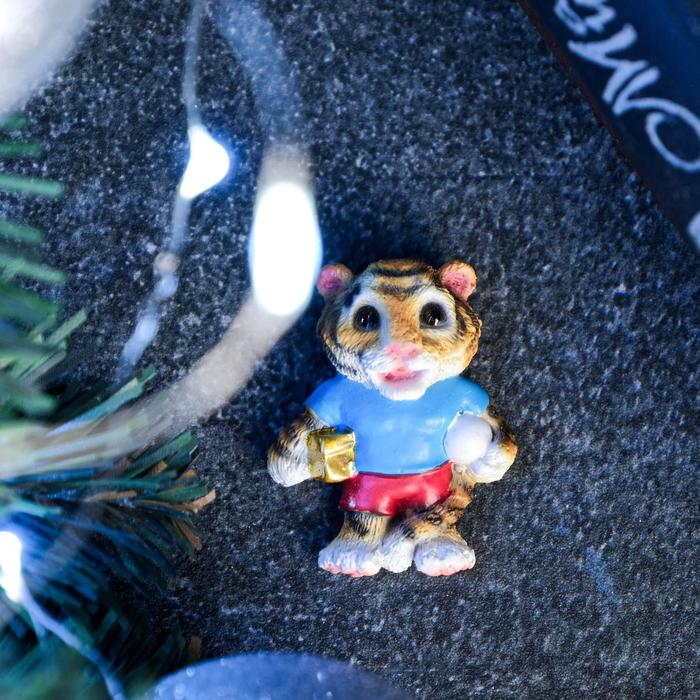 Магнит "Тигр с подарками" рыжий, 3,5х1,5х4см
Магнит "Тигр с подарками" рыжий, 3,5х1,5х4см