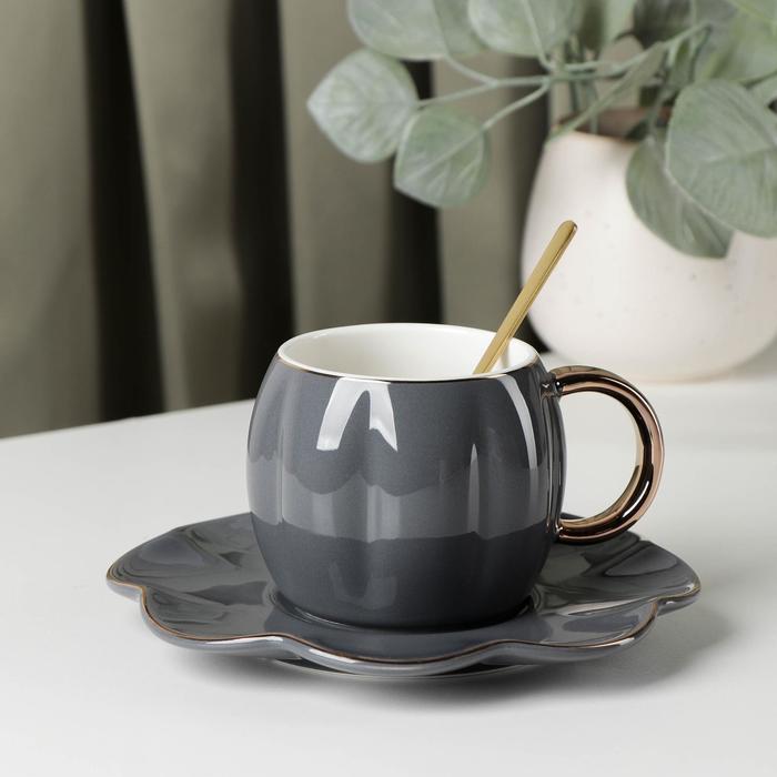 Чайная пара с ложкой «Цветок», 240 мл, чашка 11×8×7 см, блюдце d=16 см, цвет темно-серый
Чайная пара с ложкой «Цветок», 240 мл, чашка 11×8×7 см, блюдце d=16 см, цвет темно-серый