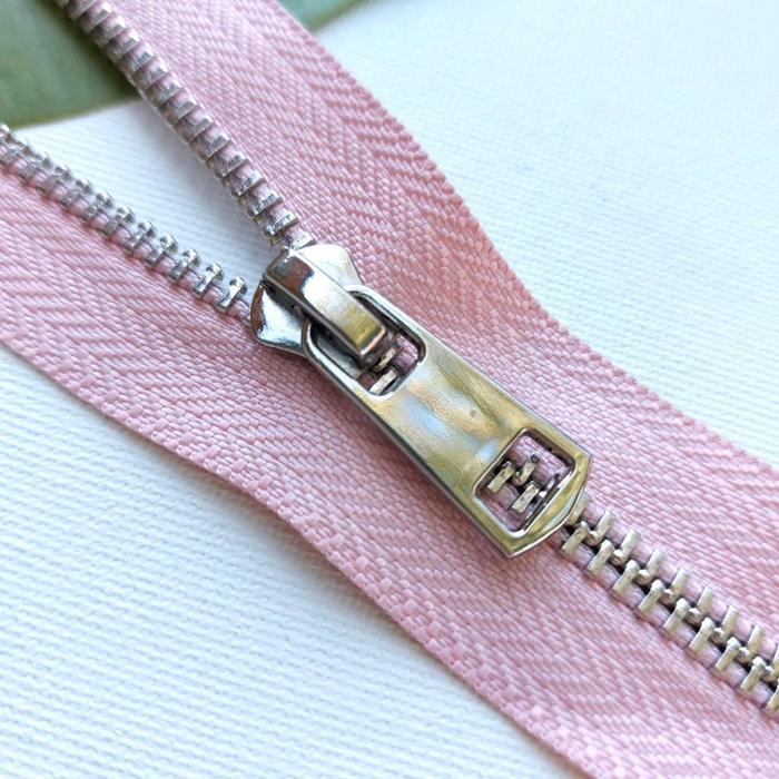 Молния металлическая разъемная №5ТТ, размер 65 см, цвет пыльная роза
Молния металлическая разъемная №5ТТ, размер 65 см, цвет пыльная роза