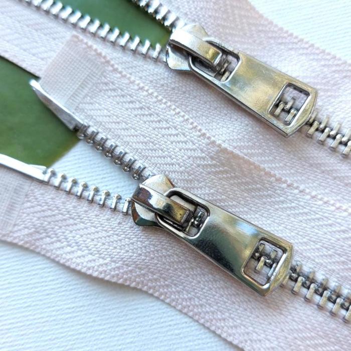 Молния металлическая, с двумя замками №5ТТ, размер 110 см, цвет бежевый
Молния металлическая, с двумя замками №5ТТ, размер 110 см, цвет бежевый