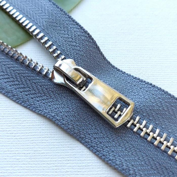 Молния металлическая разъемная №5ТТ, размер 75 см, цвет серый
Молния металлическая разъемная №5ТТ, размер 75 см, цвет серый