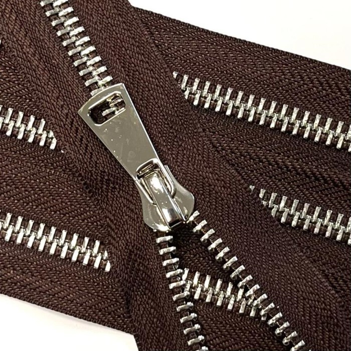 Молния металлическая, с двумя замками №5ТТ, размер 75 см, цвет кофе
Молния металлическая, с двумя замками №5ТТ, размер 75 см, цвет кофе