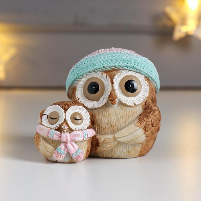 Сувенир полистоун "Филин в шапке с совёнком в шарфе" розово-мятный 6х6х8 см
Сувенир полистоун "Филин в шапке с совёнком в шарфе" розово-мятный 6х6х8 см