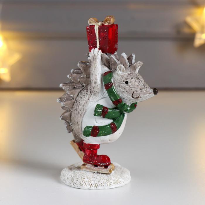 Сувенир полистоун "Ёжик в шарфике, с подарком" беж 10х4,5х7 см
Сувенир полистоун "Ёжик в шарфике, с подарком" беж 10х4,5х7 см