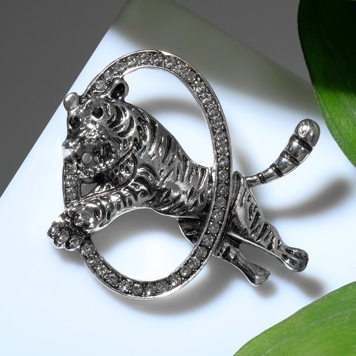 Брошь "Тигр" прыжок в кольцо, цвет белый в чернёном серебре
Брошь "Тигр" прыжок в кольцо, цвет белый в чернёном серебре