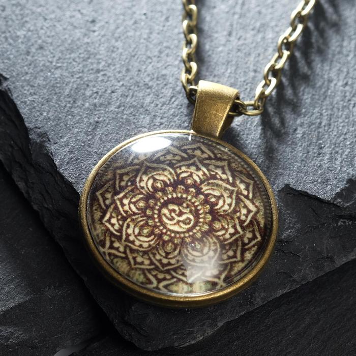 Кулон-амулет "Ом в лотосе" на цепочке, цвет бронзовый
Кулон-амулет "Ом в лотосе" на цепочке, цвет бронзовый