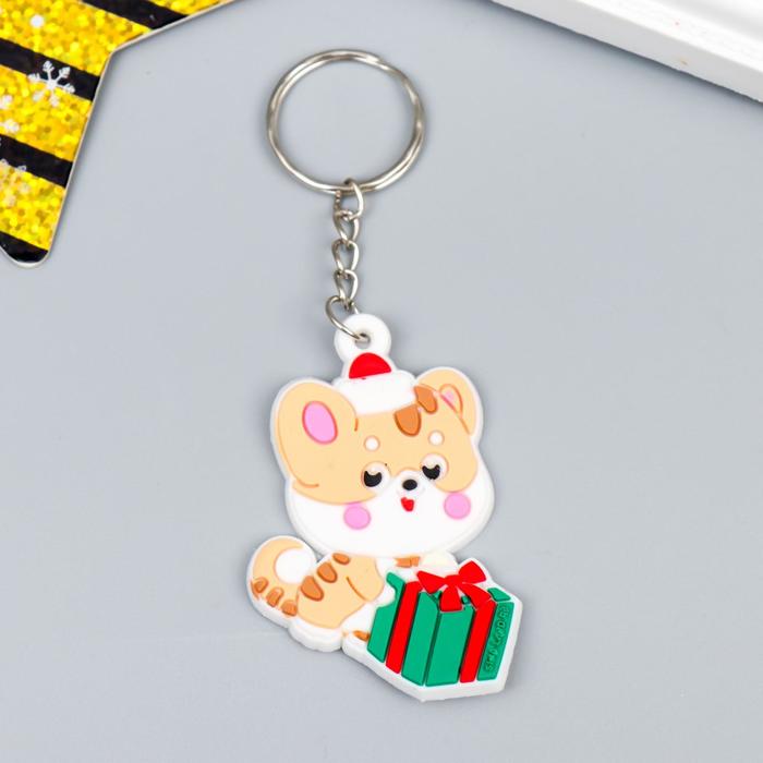 Брелок резина "Котик с подарком, в колпачке" 4х4,9 см
Брелок резина "Котик с подарком, в колпачке" 4х4,9 см