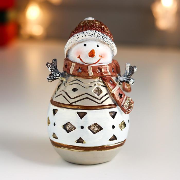 Сувенир полистоун "Снеговичок, золотые ромбы, руки-веточки" 13,5х8х8,5 см 
Сувенир полистоун "Снеговичок, золотые ромбы, руки-веточки" 13,5х8х8,5 см