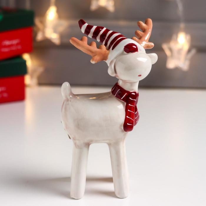 Сувенир керамика "Олешка в красном полосатом колпаке и шарфике" 16,4х6,3х9,5 см 
Сувенир керамика "Олешка в красном полосатом колпаке и шарфике" 16,4х6,3х9,5 см