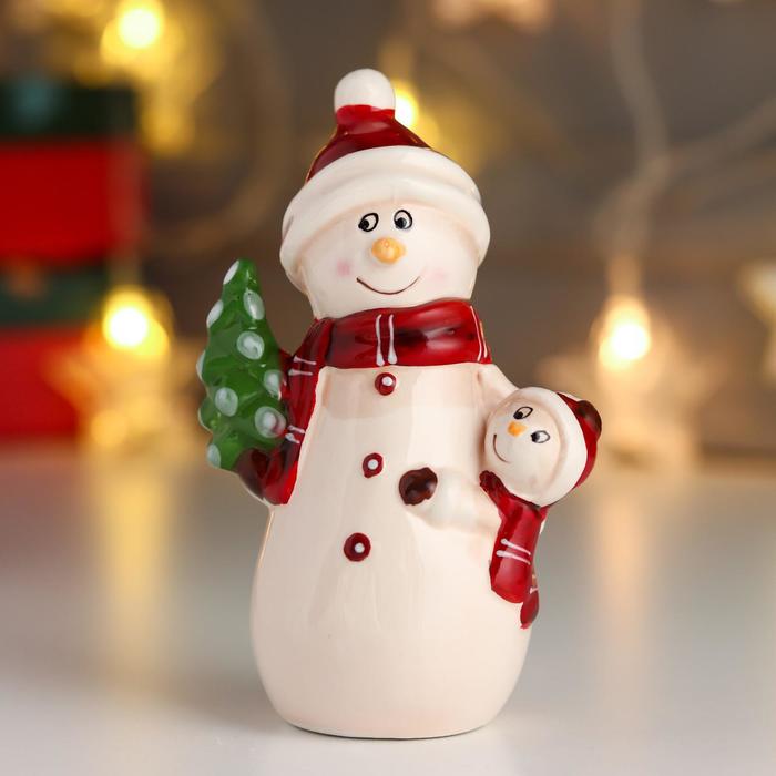 Сувенир керамика "Снеговик с малышом, с зелёной ёлочкой" 12,7х5,5х7,8 см
Сувенир керамика "Снеговик с малышом, с зелёной ёлочкой" 12,7х5,5х7,8 см