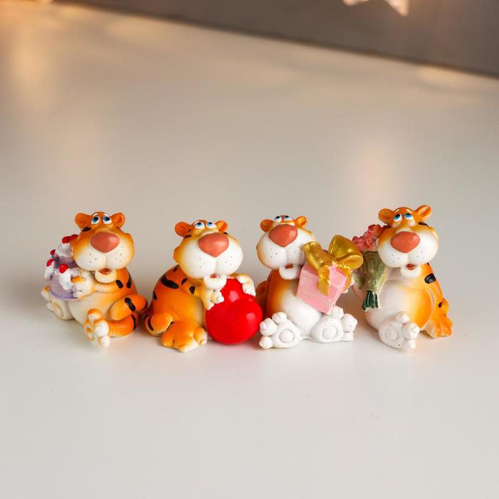Сувенир полистоун "Тигр Носик - романтик" МИКС 5х4х4,5 см
Сувенир полистоун "Тигр Носик - романтик" МИКС 5х4х4,5 см