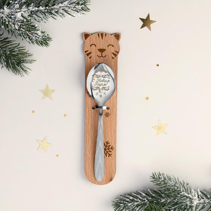 фото Ложка на деревянной подложке "с новым годом!", 17 х 3,5 см